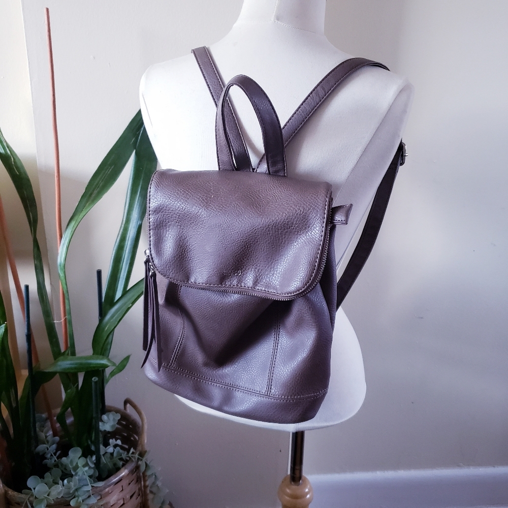 ROOTS Vegan Leather Backpack - O/S ( TAUPE/Brown) VGUC